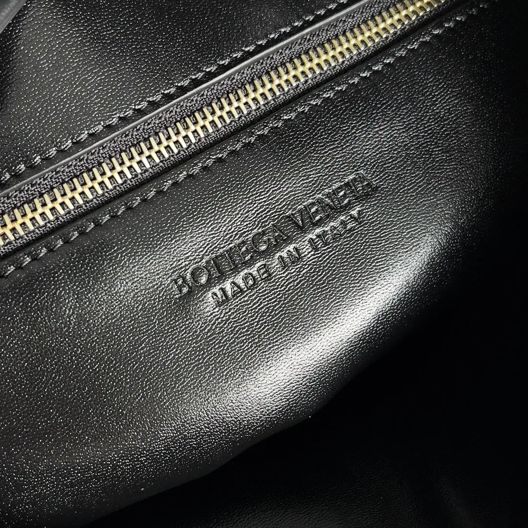 Batch 2080 Bottega Veneta, the flagship product of the 2024 autumn and winter, is making a splash from the catwalk to the streets. It not only brings a strong retro atmosphere, but also can easily interpret different styles through a variety of matching methods. Whether it is a smart and elegant workplace look or casual and comfortable daily wear, fully imported calfskin is a fashion element you can’t miss! Style number: 803977 Size: 41*20*8cm
